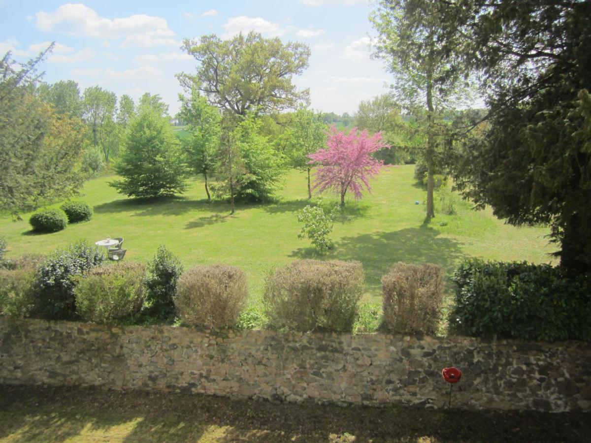 Bazoges-en-Paillers Le Manoir "Aux Douves" Bed & Breakfast エクステリア 写真