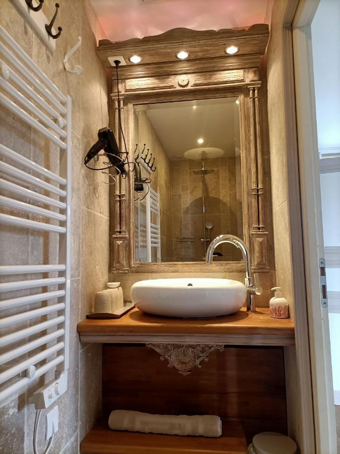 Bazoges-en-Paillers Le Manoir "Aux Douves" Bed & Breakfast エクステリア 写真