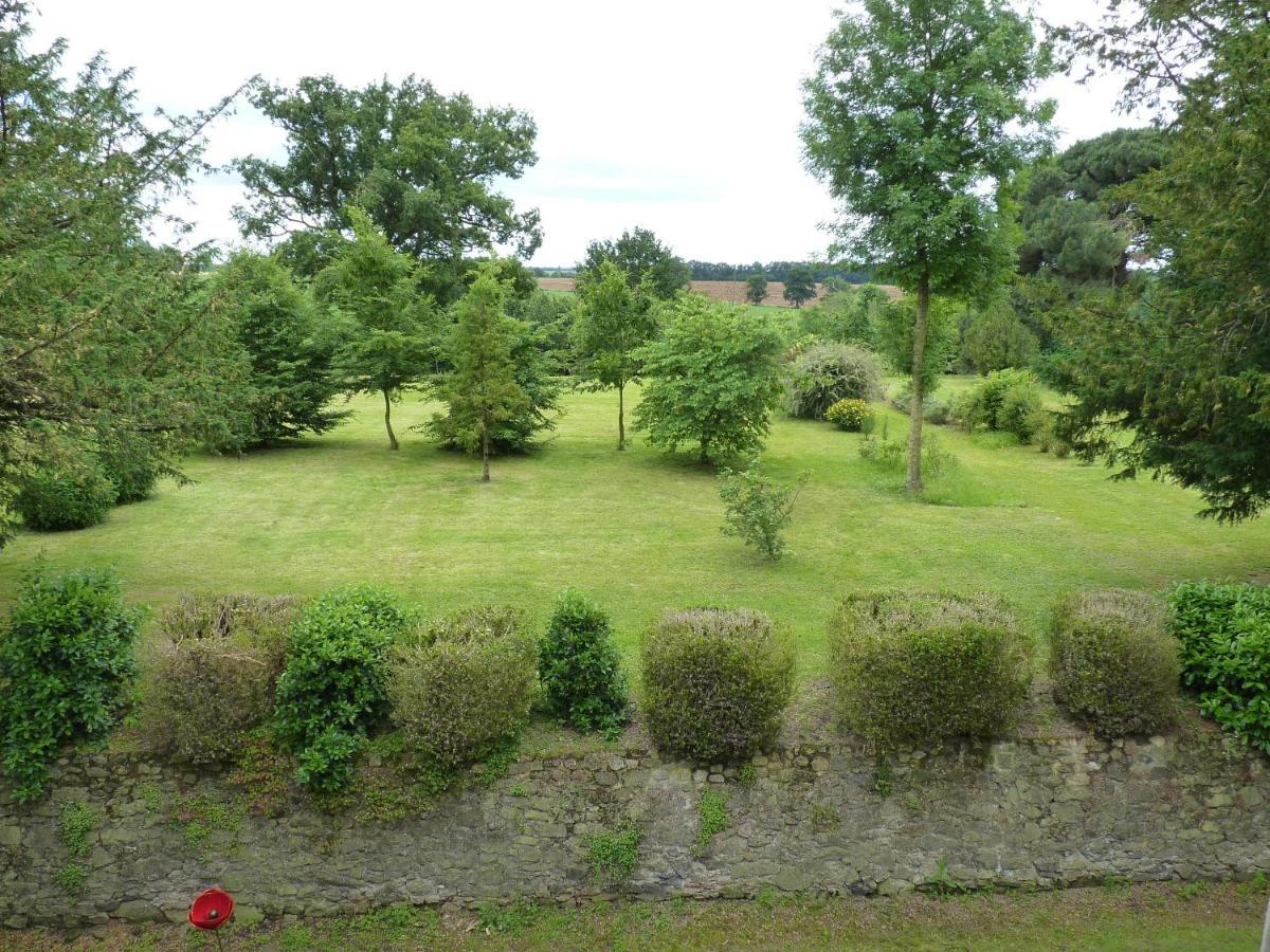 Bazoges-en-Paillers Le Manoir "Aux Douves" Bed & Breakfast エクステリア 写真