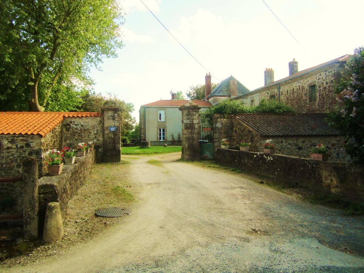 Bazoges-en-Paillers Le Manoir "Aux Douves" Bed & Breakfast エクステリア 写真