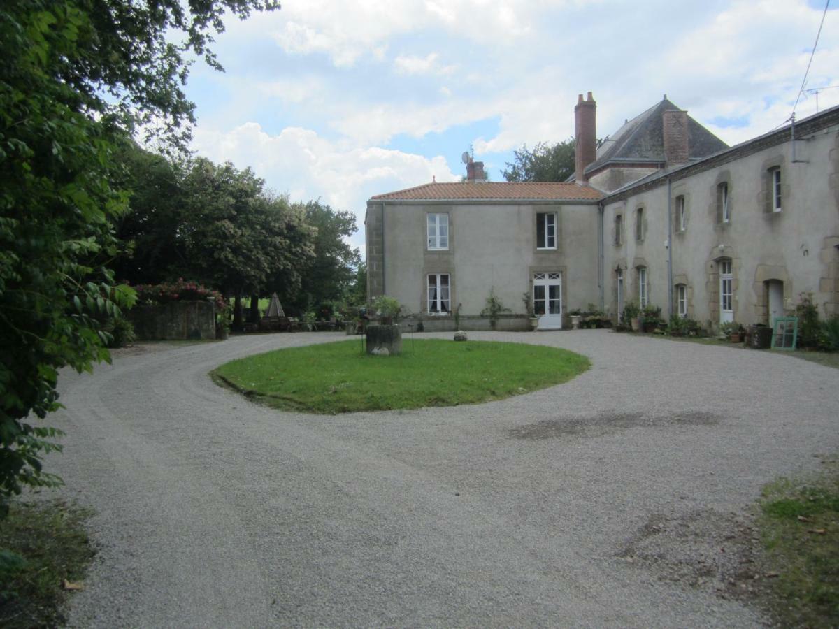 Bazoges-en-Paillers Le Manoir "Aux Douves" Bed & Breakfast エクステリア 写真