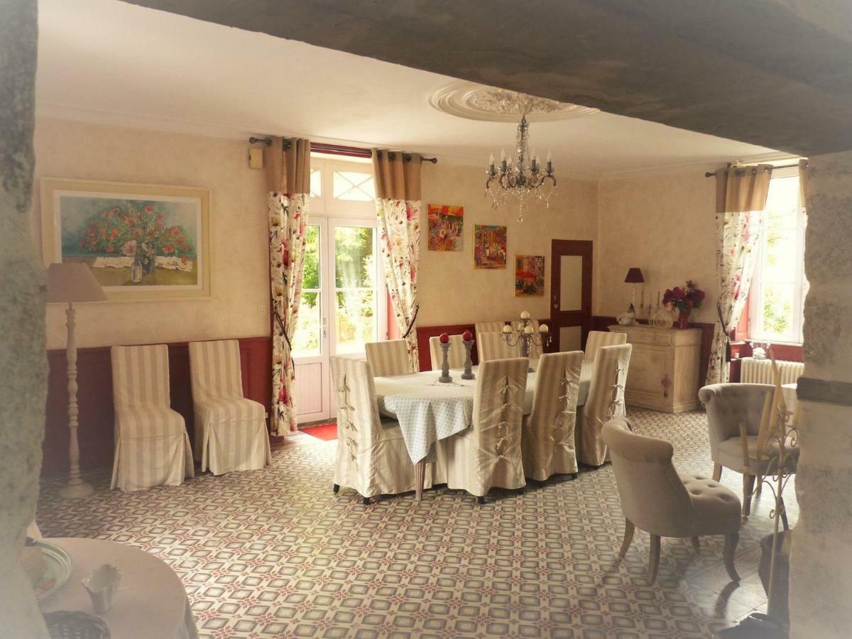 Bazoges-en-Paillers Le Manoir "Aux Douves" Bed & Breakfast エクステリア 写真