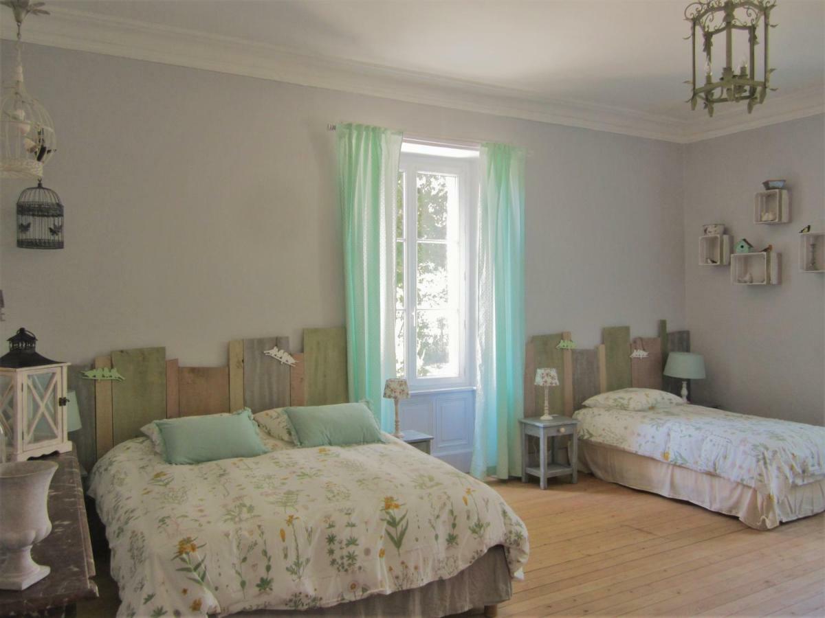 Bazoges-en-Paillers Le Manoir "Aux Douves" Bed & Breakfast エクステリア 写真